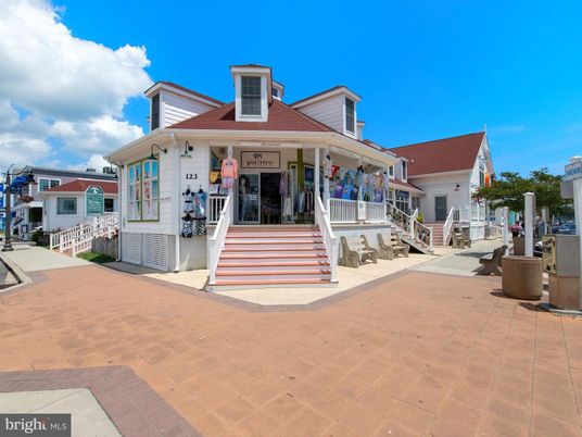 Exterior, Facade, American Foursquare