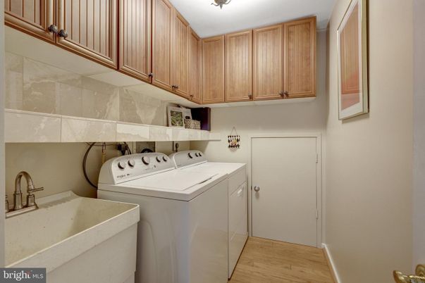 Interior, Washer, Wood Texture Flooring
