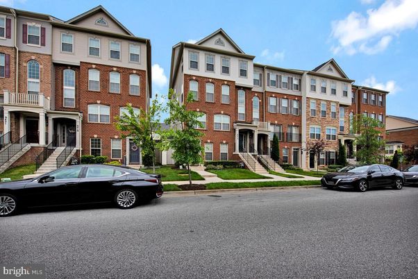 Exterior, Facade, Brick Facade, Rowhouse