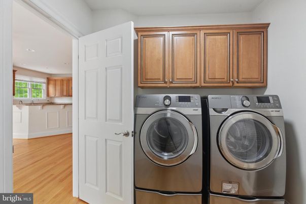 Interior, Recessed Lighting, Washer, Wood Texture Flooring