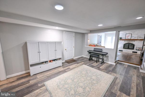 Interior, Piano, Recessed Lighting, Wood Texture Flooring