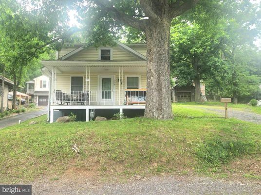 Backyard, Exterior, Facade, Queen Anne Victorian