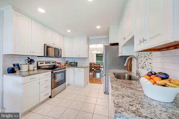 Dining room, Interior, Kitchen, Recessed Lighting, Stainless Steel Appliances