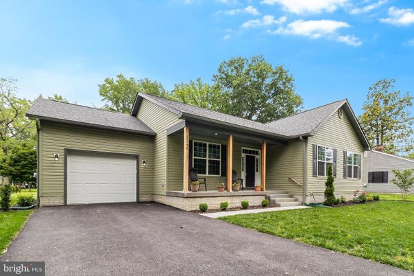 Attached, Exterior, Facade, Ranch