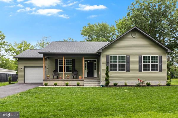 Attached, Exterior, Facade, Ranch