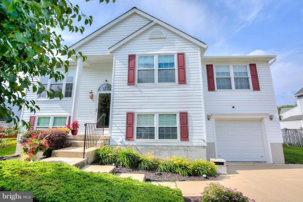 Attached, Exterior, Facade, Farmhouse