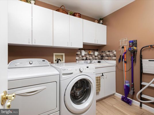 Interior, Washer, Wood Texture Flooring