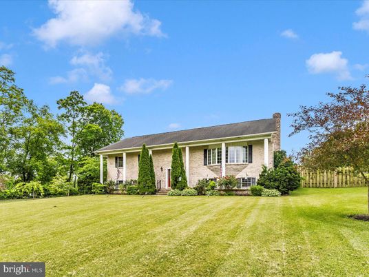 Backyard, Exterior, Facade, Brick Facade, Ranch
