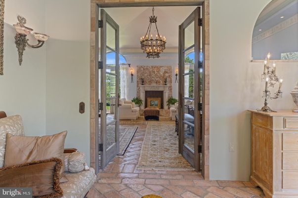 Chandelier, Fireplace, Interior, Pendant Lights