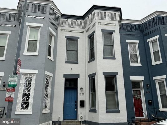 Exterior, Facade, Rowhouse
