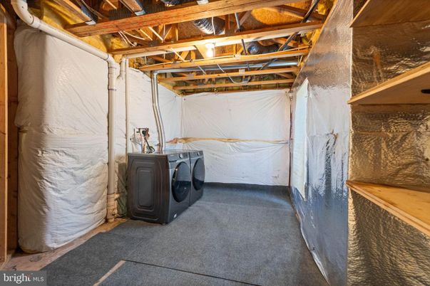 Interior, Washer, Wooden Beams