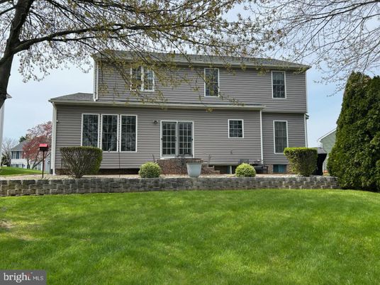 Backyard, Exterior, Facade, Split Level