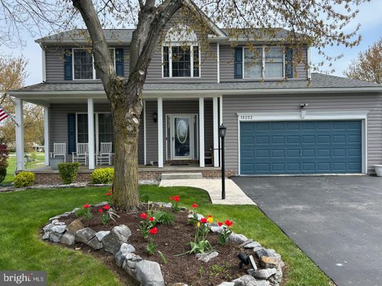 Attached, Exterior, Facade, Split Level
