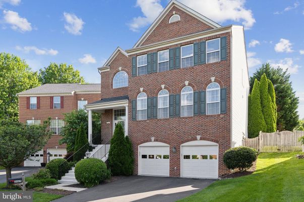 Attached, Exterior, Facade, Brick Facade, Georgian