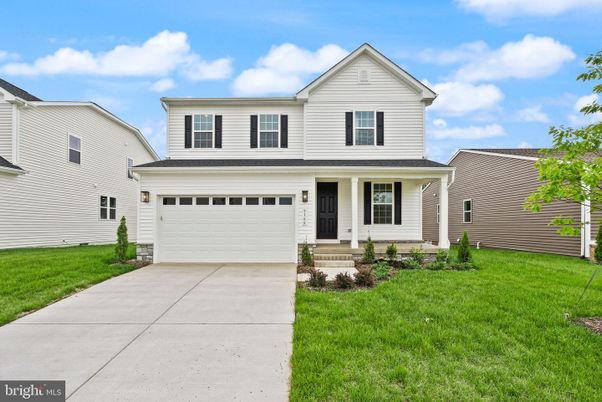 Attached, Exterior, Facade, Farmhouse