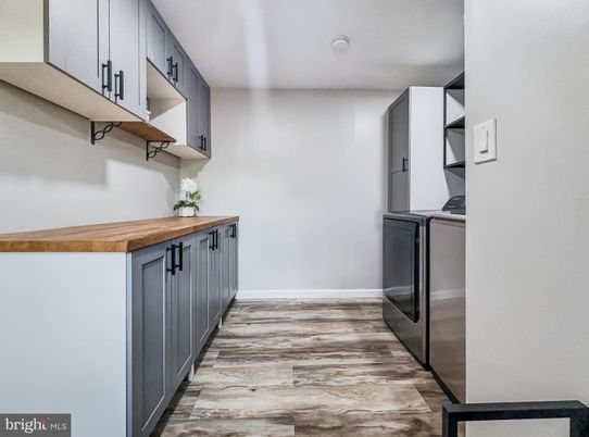 Interior, Washer, Wood Texture Flooring