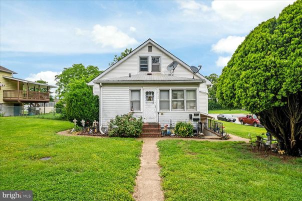 Backyard, Exterior, Facade, Queen Anne Victorian