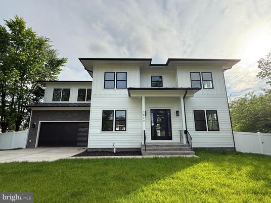 Attached, Exterior, Facade, Farmhouse