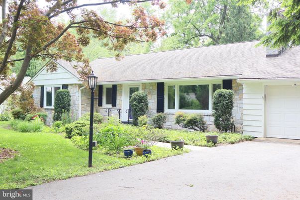 Attached, Exterior, Facade, Ranch