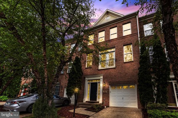 Attached, Exterior, Facade, Brick Facade, Georgian