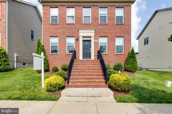 Exterior, Facade, Brick Facade, Georgian