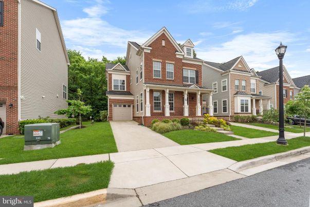 Attached, Exterior, Facade, Brick Facade, Queen Anne Victorian