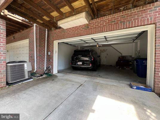 Exterior, Garage, Wooden Beams