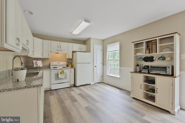 Interior, Kitchen, Washer, Wood Texture Flooring
