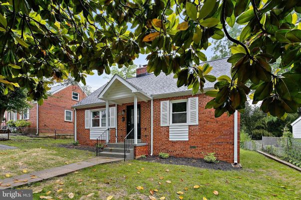 Exterior, Facade, Brick Facade, Cape Cod