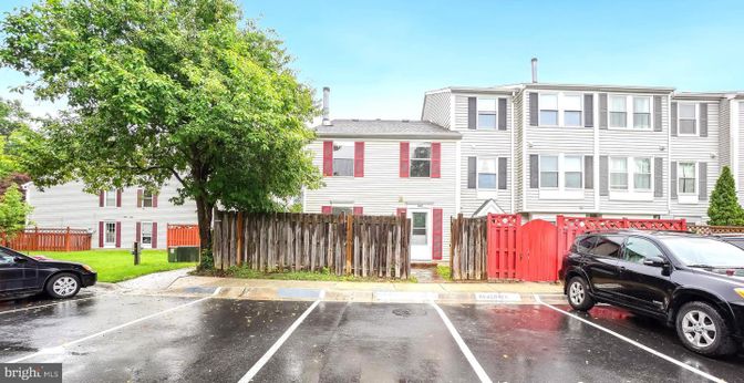 Exterior, Facade, Rowhouse