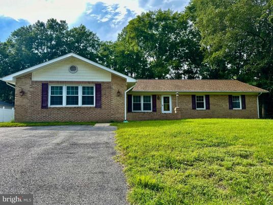 Exterior, Facade, Brick Facade, Ranch