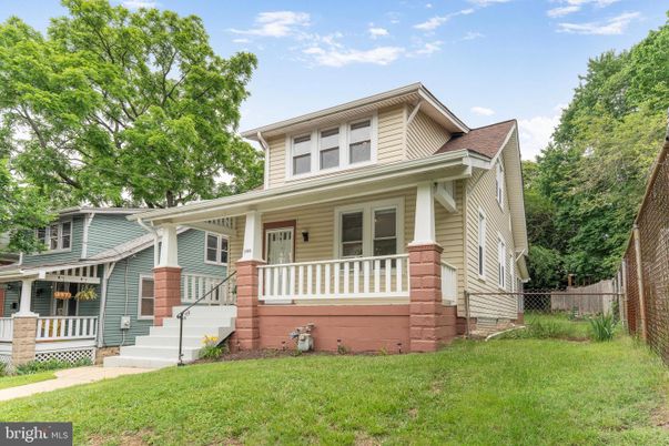 Exterior, Facade, American Foursquare
