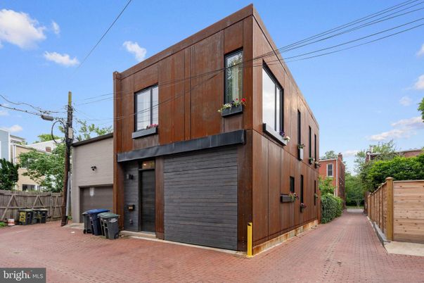 Attached, Exterior, Facade, None