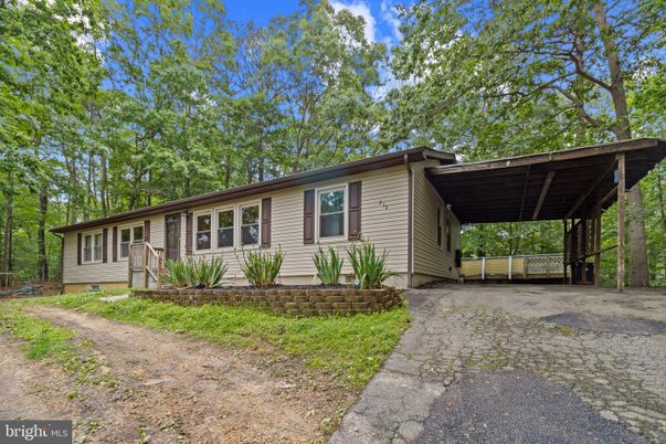 Exterior, Facade, Ranch