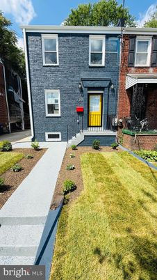 Exterior, Facade, Brick Facade, Rowhouse