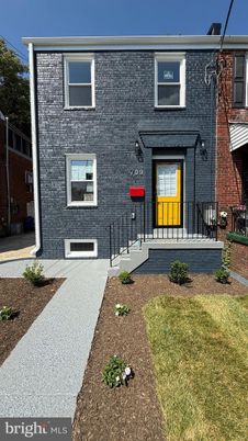 Exterior, Facade, Brick Facade, Rowhouse