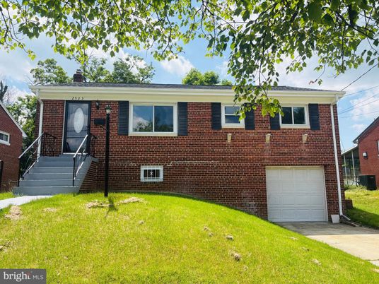 Attached, Exterior, Facade, Brick Facade, Raised Ranch