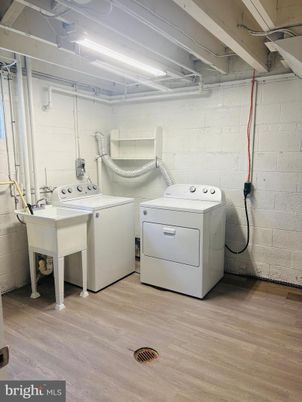 Interior, Washer, Wood Texture Flooring