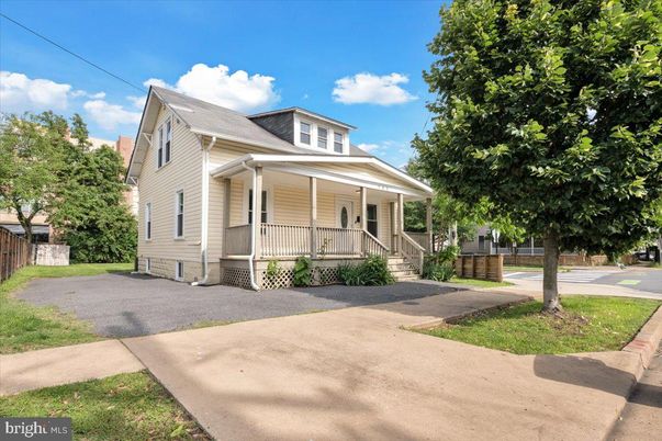 Exterior, Facade, American Foursquare