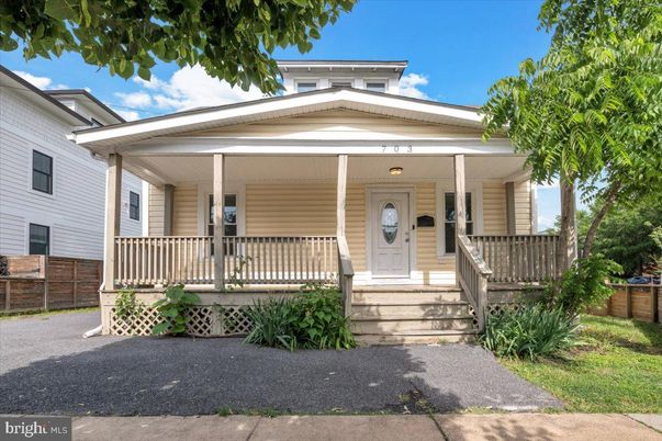 Exterior, Facade, American Foursquare