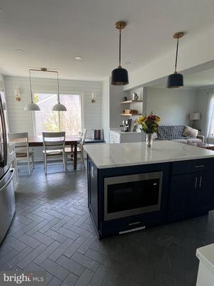 Dining room, Interior, Kitchen, Pendant Lights, Recessed Lighting, Stainless Steel Appliances