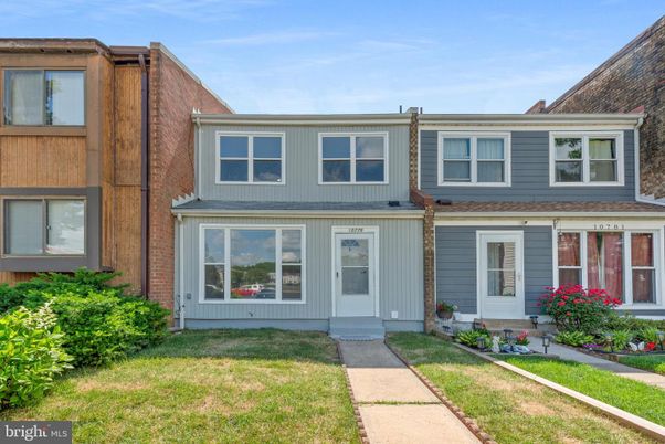 Exterior, Facade, Rowhouse