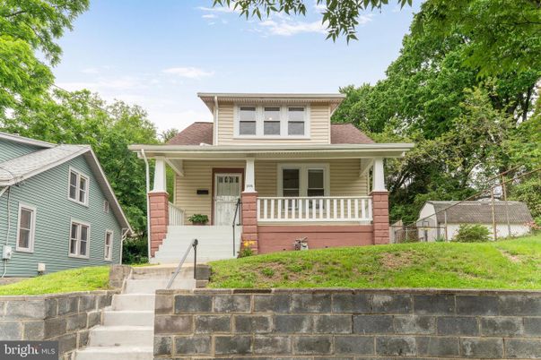 Exterior, Facade, American Foursquare