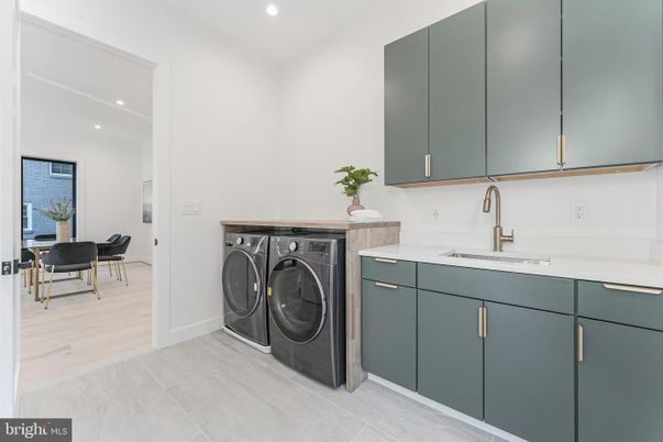 Interior, Recessed Lighting, Washer, Wood Texture Flooring