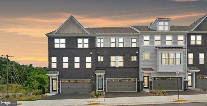 Attached, Exterior, Facade, Rowhouse