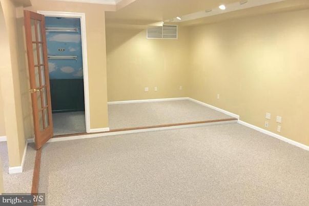 Empty room, Interior, Recessed Lighting