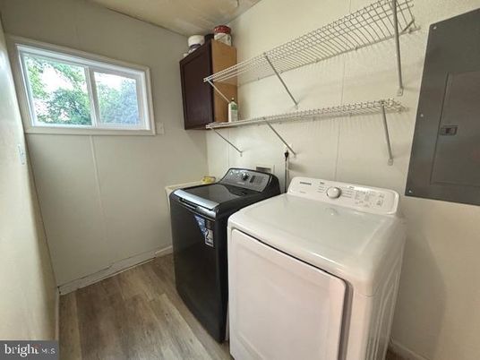 Interior, Washer, Wood Texture Flooring