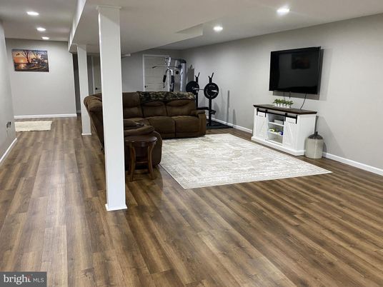Fitness Equipment, Interior, Living room, Recessed Lighting, Wood Texture Flooring