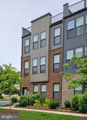 Exterior, Facade, Brick Facade, Rowhouse