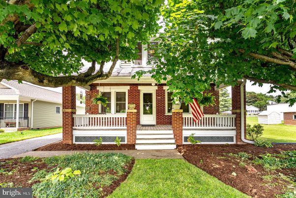 Exterior, Facade, Brick Facade, Cape Cod